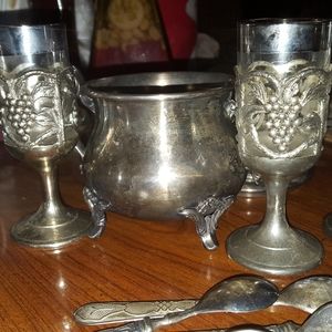 Beautiful little set with a little piggy bank!